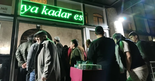 Aydın da Kadir Gecesi nde camiler doldu taştı Emir Sultan Camii nde yer kalmadı, vatandaşlar çevre camilere yöneldi Aydın Haberleri