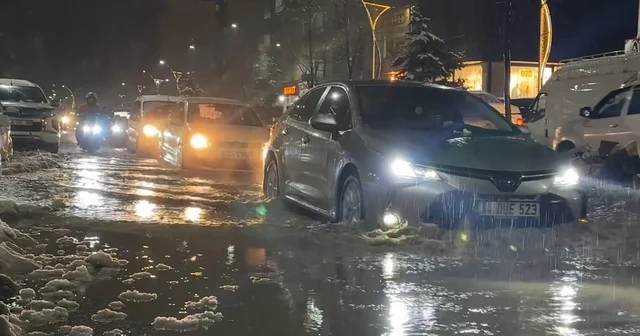 Yüksekova da caddeler göle döndü, otomobiller adeta suda yüzdü Hakkari Haberleri