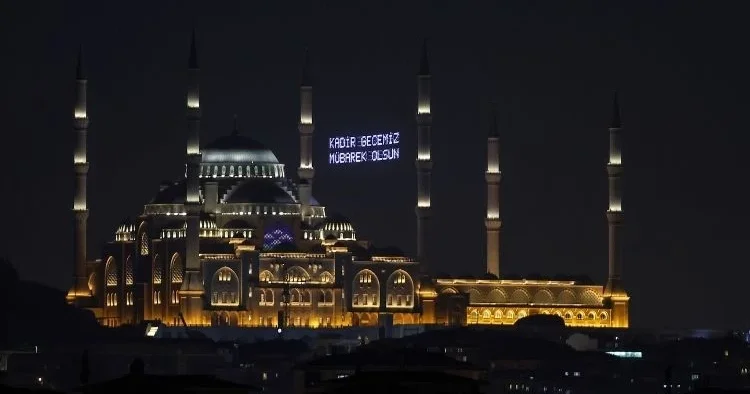 Tüm yurtta Kadir Gecesi dualarla idrak edildi
