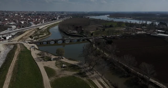 Tunca Nehri kıyısında toprak kayması: 50 metrelik alanda çatlaklar oluştu Edirne Haberleri