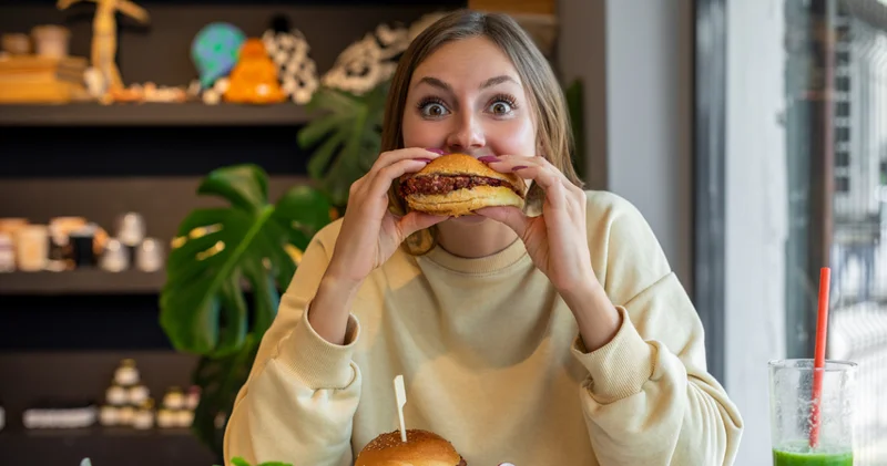 Lokmalarınızı aceleyle yutmayın! Hızlı yemek yemek vücudu nasıl etkiliyor?