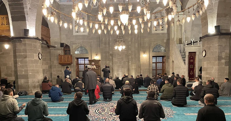 Kadir Gecesi 12 rekat namaz nasıl kılınır ve nasıl niyet edilir? Kadir gecesi kılınan 12 rekat namazın kılınışı ve bilgiler