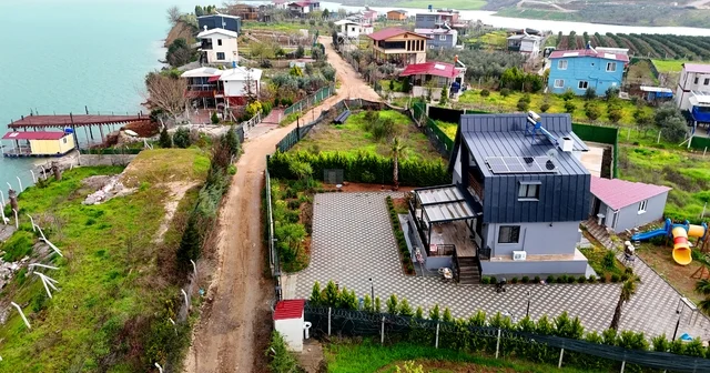 Kaçak yapı gerekçesiyle yıkım kararı verilen göl kenarındaki mahallede protesto Milyonluk evleri yıkılma tehlikesinde olan mahalleli, belediyeyi alkışlarla protesto etti Adana Haberleri