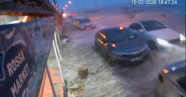 Hatay da kuvvetli fırtınayla deniz taştı, iş yerleri zarar gördü... O anlar kamerada Hatay Haberleri