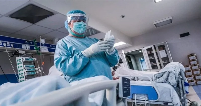 İngiliz üniversitesinde salgın krizi: 2 ölü 30 bin kişi alarmda