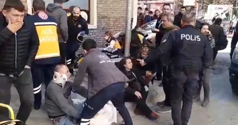 Kırmızı ışıkta duramayan araç yayaları biçti: 5 yaralı