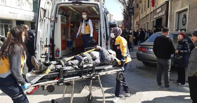 Kırmızı ışıkta duran araca çarpan otomobil, yayaların arasına daldı; 5 yaralı Eskişehir Haberleri