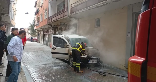Park halindeki otomobilde çıkan yangın söndürüldü Sakarya Haberleri