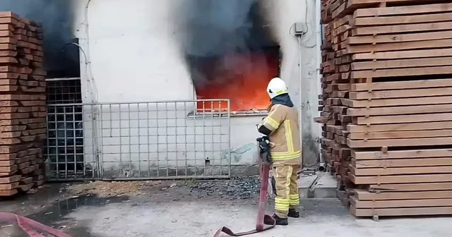Kereste deposundaki yangını söndürmeye çalışırken yaralandı Bursa Haberleri