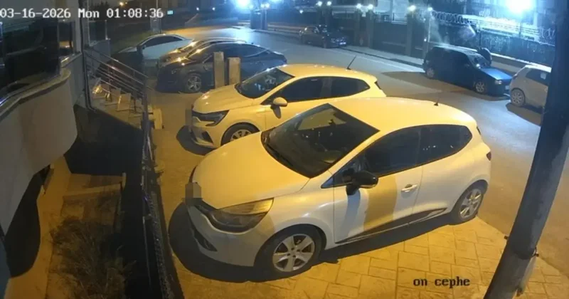 Alevlere teslim olan otomobil dakikalarca böyle yandı