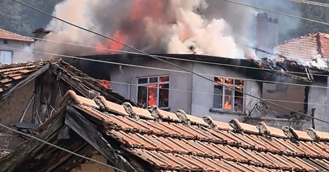 Evde çıkan yangını köydeki yangın vanalarıyla söndürdüler Kütahya Haberleri