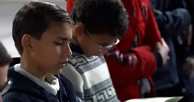 Gazzeliler saldırıya uğrayan camilerde Kadir Gecesi ni idrak etti VİDEO İZLE