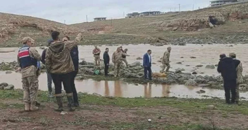 Su çekildi: Dereden erkek cesedi çıktı
