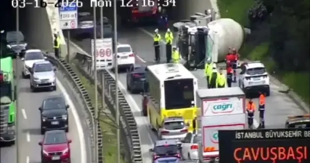 Üsküdar’da lastiği patlayan beton mikseri devrildi VİDEO İZLE