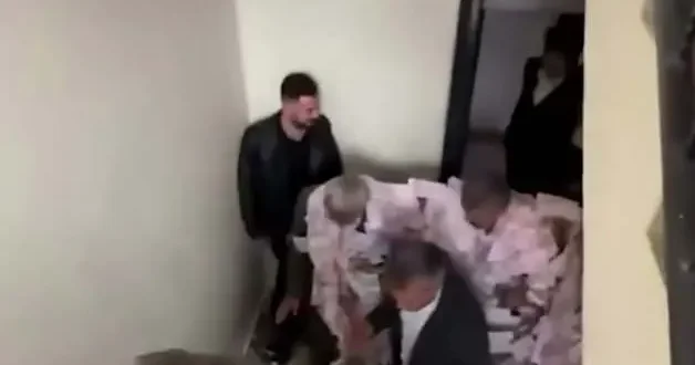 Adana daki düğünde gelin damat doldu taştı! Takı sırası dayılara geldi. İşte o ilginç anlar