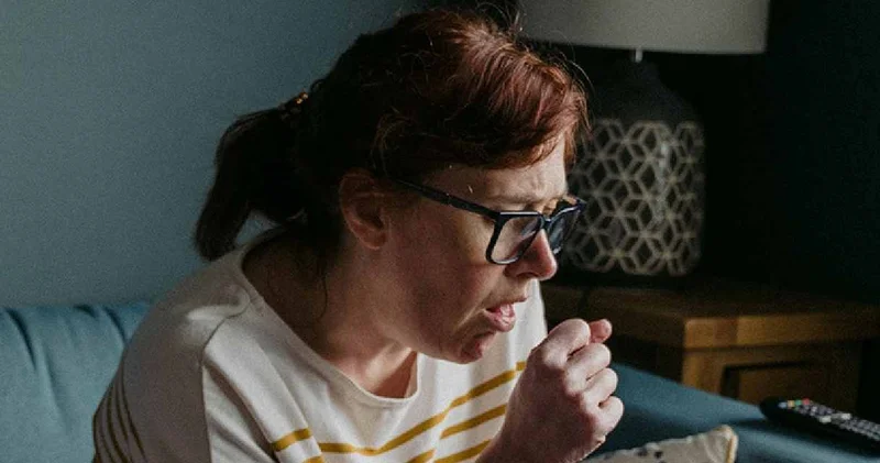 Profesör geçmeyen öksürüğü ciddiye alın deyip korkutan nedenleri açıkladı