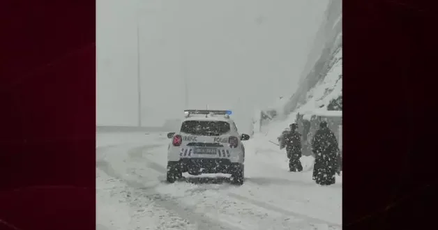 Karda mahsur kalan aileyi emniyet kurtardı