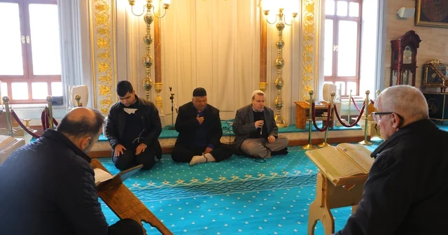 Görme engelli üç hafız Ramazan boyunca mukabele okuyor Ramazan ayında Abdülhamid Han Camii nde mukabele geleneği sürüyor Kahramanmaraş Haberleri