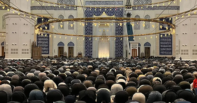 Kadir Gecesi’nde camiler dolup taştı: Eller semaya yükseldi!