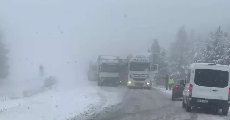 Ardahan da kar yağışı trafiği aksatıyor