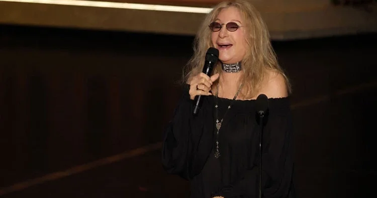 Ne çok istemişti onun da bu sevgiye karşılık vermesini... Bir kere bile elini tutamadığı aşkı için son şarkısını ağlayarak söyledi