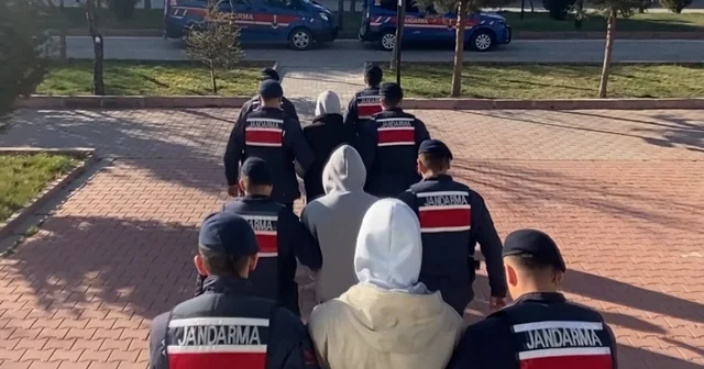 Minibüsün yan kapısının içinden bin 120 adet uyuşturucu hap çıktı İzmir den getirdikleri uyuşturucularla birlikte Aksaray da yakalanan 3 kişi tutuklandı Aksaray Haberleri