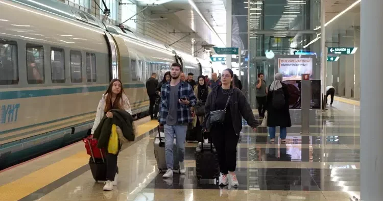 Bilet bulamayanlara ek sefer müjdesi! Bakan detayları açıkladı