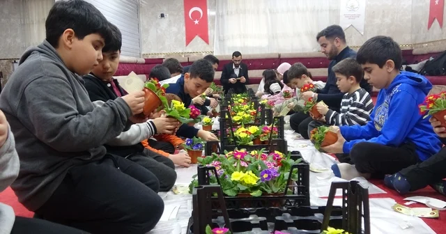 Gönüllere dokunan imam: Çocuklarla hazırladıkları çiçeklerle herkesi camiye davet ediyor Mersin Haberleri