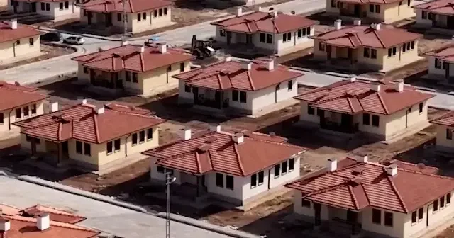 Kumlu köy evlerinde umut yeşerdi: Bakan Kurum Hatay daki Türkiye nin ilk kırsal uydu kendini paylaştı VİDEO İZLE