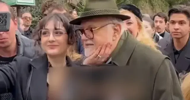 Cenazede selfie yarışına girdiler VİDEO İZLE