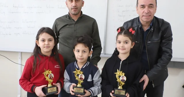 Hakkari de öğrencilerin başarısı kupayla taçlandı Hakkari Haberleri