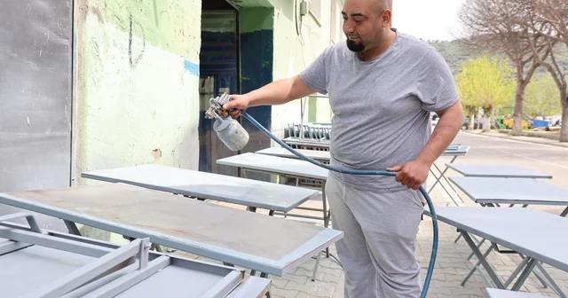 Cemiyetlerin vazgeçilmezi demir masalar sezona hazırlanıyor Aydın Haberleri