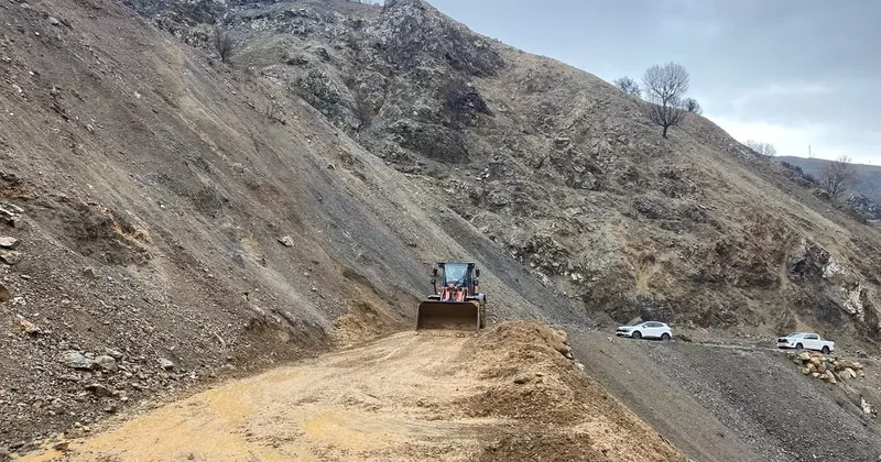 Sason’da köy yolunda heyelan