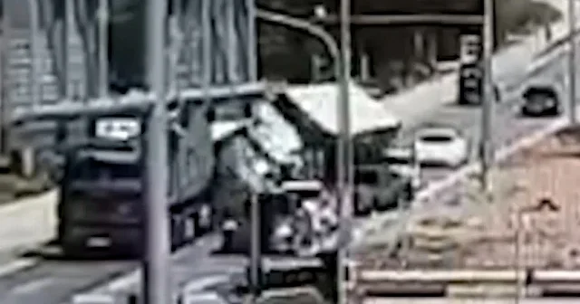 Kırşehir de freni boşalan kamyonun otomobilin üzerine devrildiği anlar kameraya yansıdı VİDEO İZLE