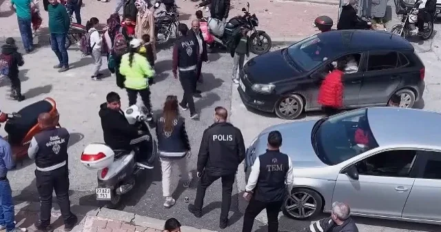 Dronlar öğrenciler için havalandı: Okul önlerinde sıkı denetim VİDEO İZLE