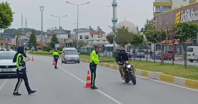 Motosikletini uygulama yapan polislerin üzerine sürüp kaçtı Antalya Haberleri