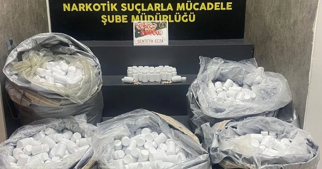İzmir de durdurulan araçtan 156 bin uyuşturucu hap çıktı İzmir Haberleri