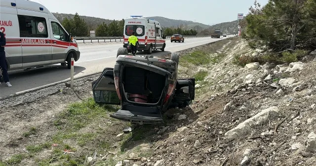 Takla atan otomobilde 2’si çocuk 4 kişi yaralandı VİDEO İZLE