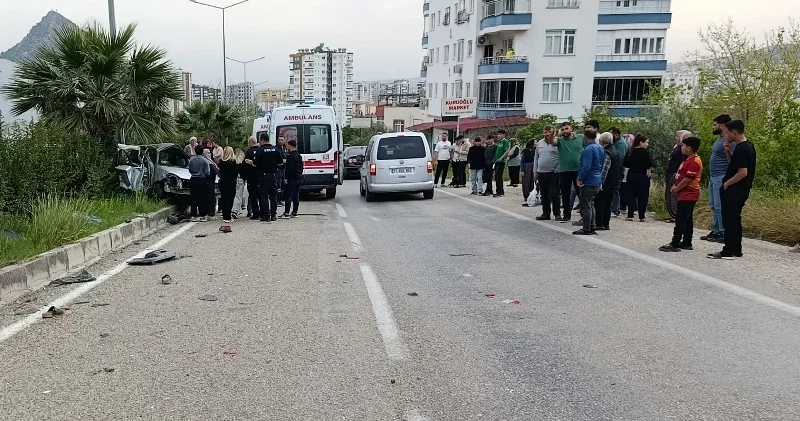Adana da bir otomobil refüjdeki ağaçlara çarptı: Üç kişi yaralandı Gündem Haberleri