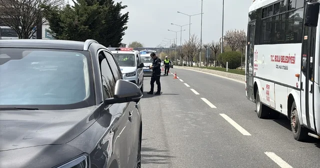 D 100 de karşıya geçmek isterken cipin çarptığı yaşlı adam ağır yaralandı Bolu Haberleri