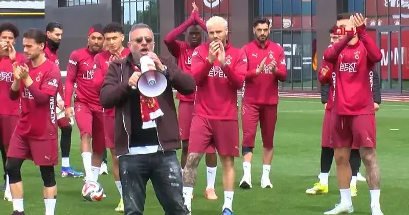 Galatasaray antrenmanda taraftarıyla buluştu