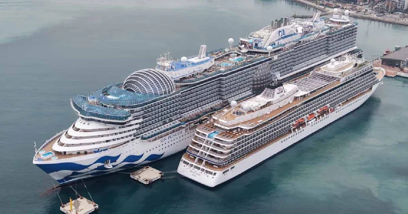 Kuşadası Limanı na 2 gemi birden yanaştı