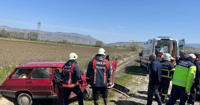 Çorum da iki otomobil çarpıştı: 3 yaralı Çorum Haberleri