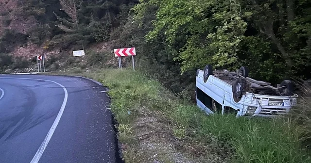 Minibüs yoldan çıktı: 2 yaralı Antalya Haberleri