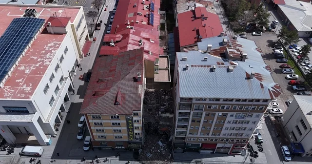 Yıkım esnasında zarar görüp tahliye edilmişti, tehlike saçmaya devam ediyor Sivas ın işlek caddesinde ana taşıyıcı kolonları hasar gördüğü için tahliye edilen 21 daireli apartman havadan görüntülendi Sivas Haberleri