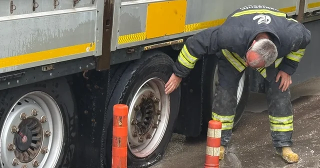 Lastiği patlayan tır yanmaktan son anda kurtarıldı Eskişehir Haberleri