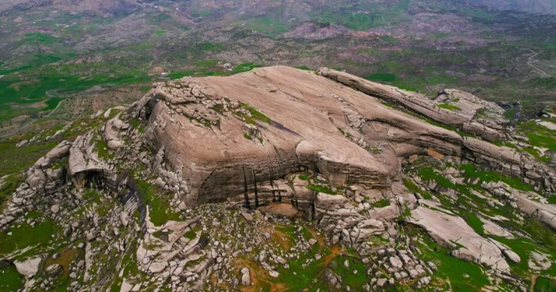 Devasa kaya blokları üzerinde 5 bin yıllık kale!