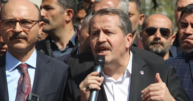 Eğitim Bir Sen Genel Başkanı Ali Yalçın dan saldırının yaşandığı okulun önünde açıklama Kirli ellerin çocuklarımızı zombileştirerek onları birer tehdit haline getirmesine fırsat verilmemelidir Kahramanmaraş Haberleri