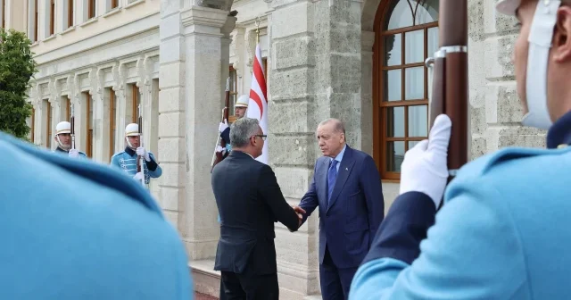 Dolmabahçe’de kritik zirve: Cumhurbaşkanı Erdoğan KKTC Cumhurbaşkanı Erhürman ile görüştü VİDEO İZLE