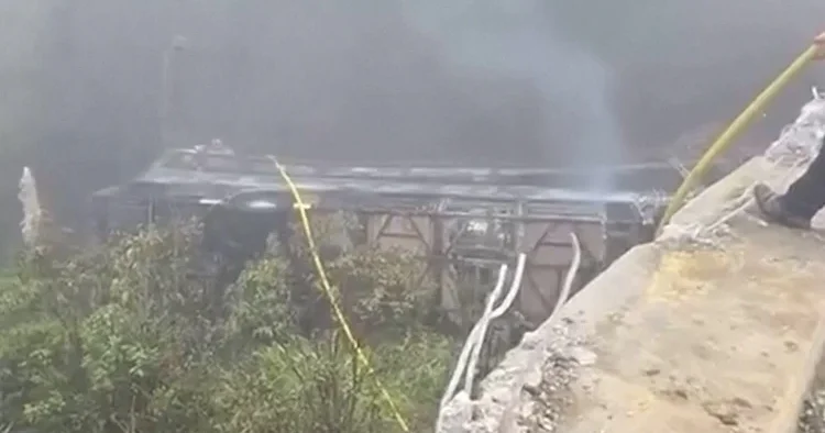 Yolcu otobüsü devrildi: Çok sayıda ölü